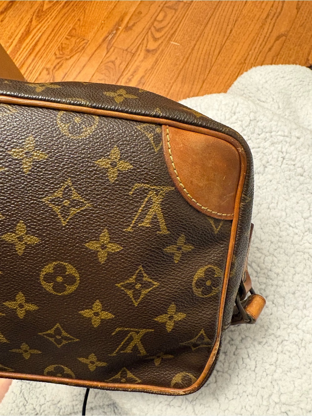 AUTH Vintage Louis Vuitton Monogram Crossbody Camera Bag - Date Code 874 TH - Picture 10 of 17